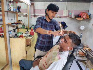 आदिवासी बांधवांने टाकलं सलून दुकान || Saloon shop set up by tribal brothers 4 Saloon shop set up by tribal brothers  3