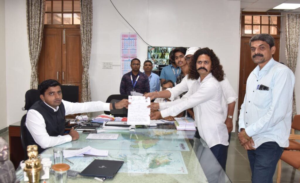 कोल्हापुरात सलून व्यावसायिक लोकसभेच्या रिंगणात || Salon business in Kolhapur Loksabha arena 2 Salon business in Kolhapur Loksabha arena 2