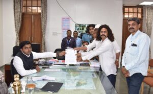 कोल्हापुरात सलून व्यावसायिक लोकसभेच्या रिंगणात || Salon business in Kolhapur Loksabha arena 4 Salon business in Kolhapur Loksabha arena 2