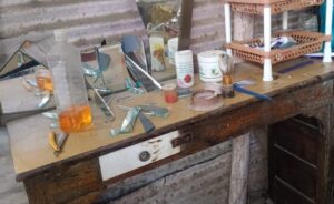 Salon shop vandalized in Beed district 2