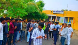 Salon shop vandalized in Beed district 3