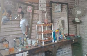 Salon shop vandalized in Beed district 4