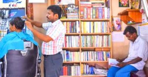 सोलापूर जिल्ह्यात सलूनमध्ये ग्रंथालय || Library in Salon in Solapur district 3 Library in Salon in Solapur district 1