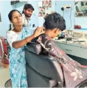 पतीच्या अपघातानंतर सुरू केला सलून व्यवसाय || Started a salon business after her husband accident 3 https://nabhikparivar.com/nabhik-samaj-and-mahatma-phule/ 2